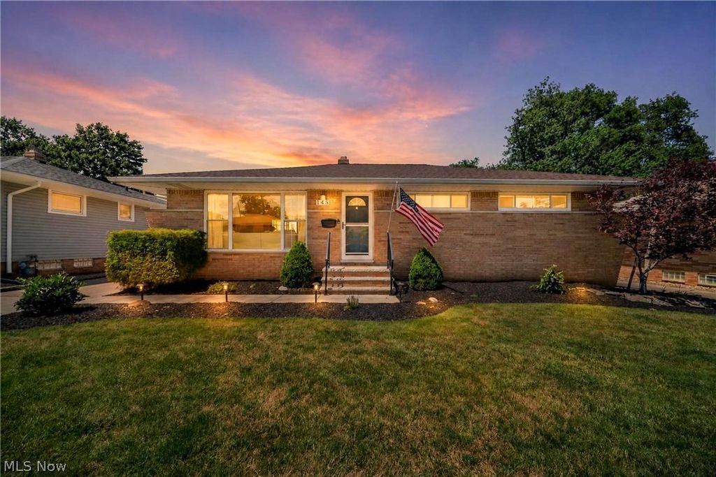 145 E Englewood Drive, Seven Hills, OH 44131
