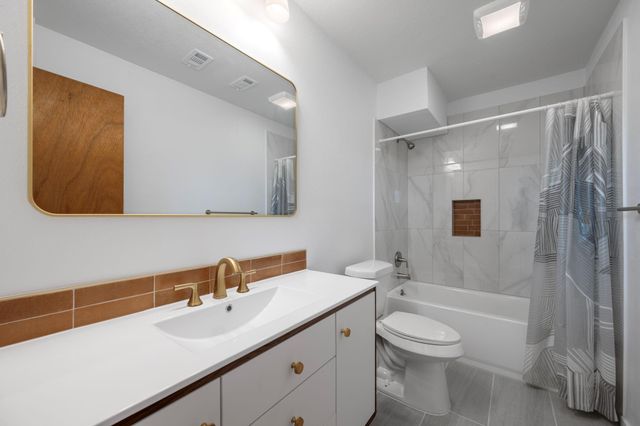 6300 Lakeshore DR, Lago Vista, TX 78645