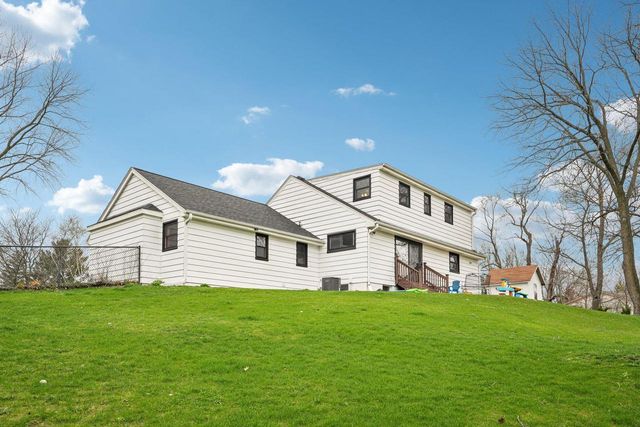 W305N5280 Gail LANE, Hartland, WI 53029