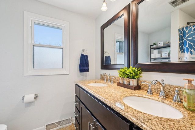 W305N5280 Gail LANE, Hartland, WI 53029