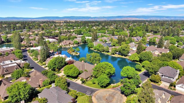 2827 W Compton Court, Fresno, CA 93711