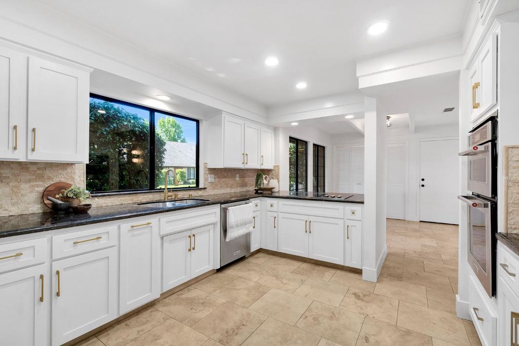 Image 13 of property listing at 2827 W Compton Court, Fresno, CA 93711