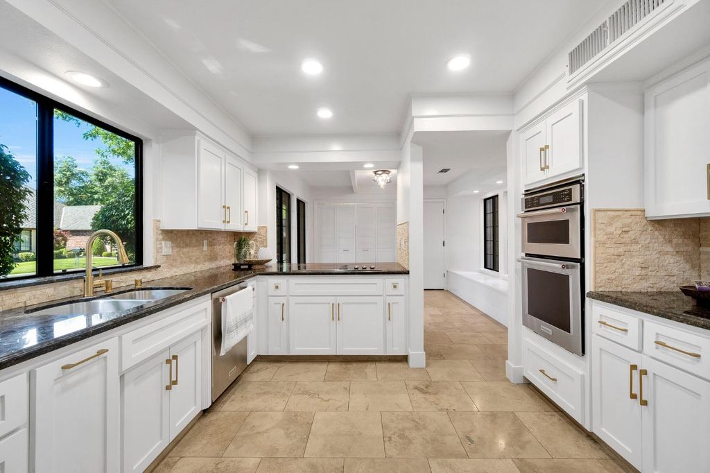 Image 15 of property listing at 2827 W Compton Court, Fresno, CA 93711