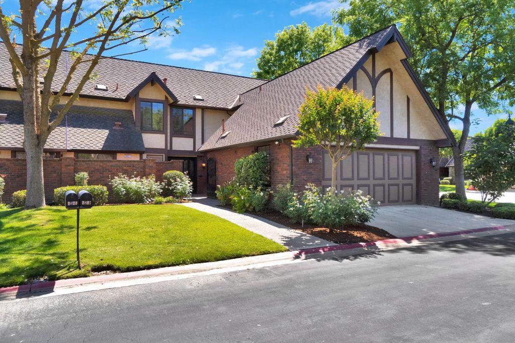 Image 2 of property listing at 2827 W Compton Court, Fresno, CA 93711