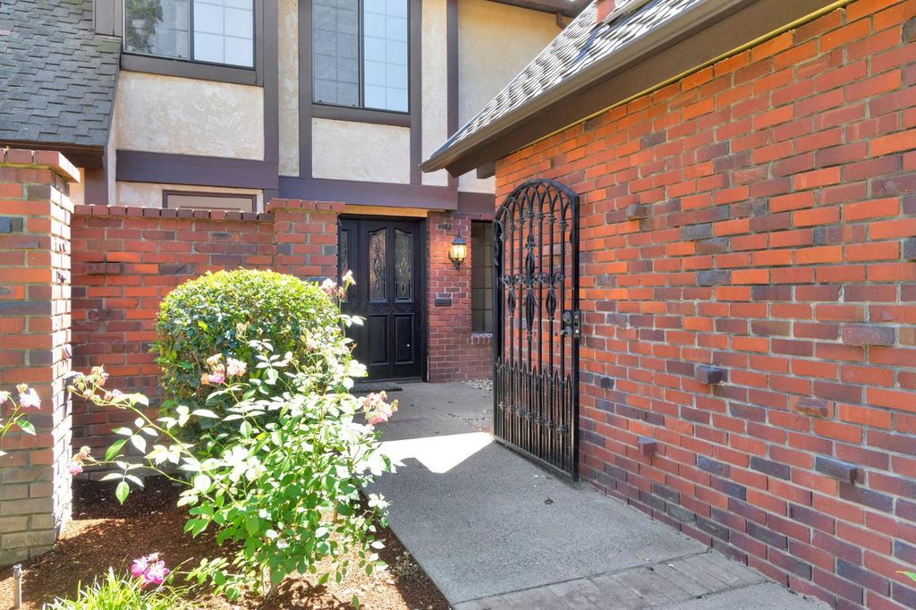Image 4 of property listing at 2827 W Compton Court, Fresno, CA 93711