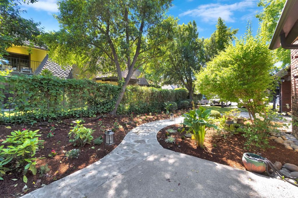Image 41 of property listing at 2827 W Compton Court, Fresno, CA 93711