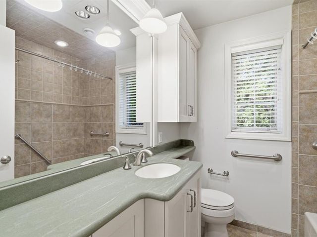 401 Neulon Ave, Mt Lebanon, PA 15216