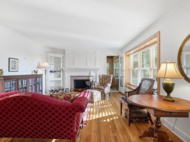 401 Neulon Ave, Mt Lebanon, PA 15216