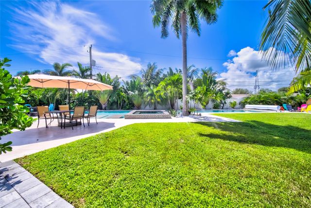 250 NE 27th Ct, Boca Raton, FL 33431