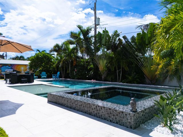 250 NE 27th Ct, Boca Raton, FL 33431