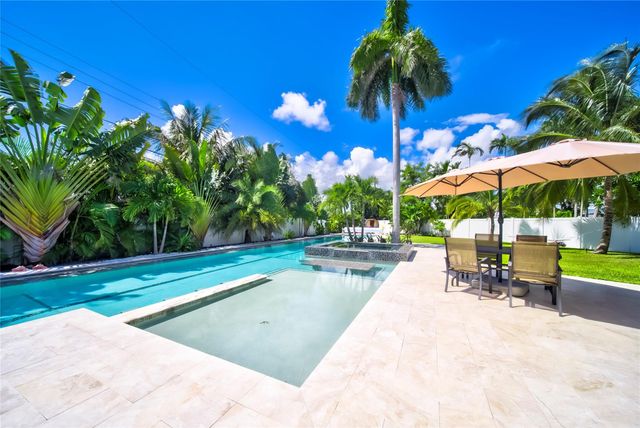 250 NE 27th Ct, Boca Raton, FL 33431