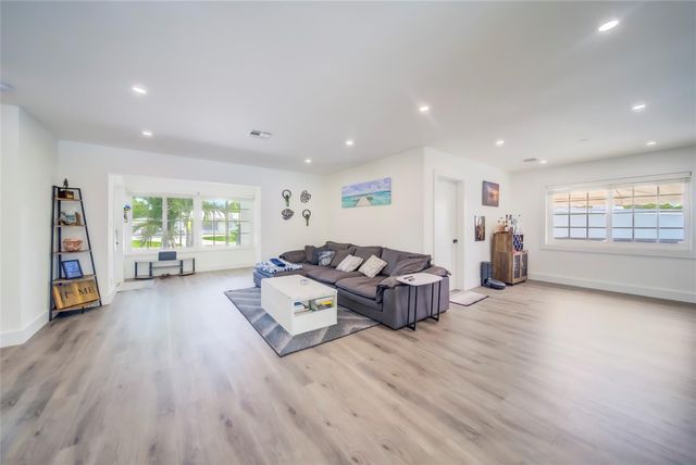 250 NE 27th Ct, Boca Raton, FL 33431