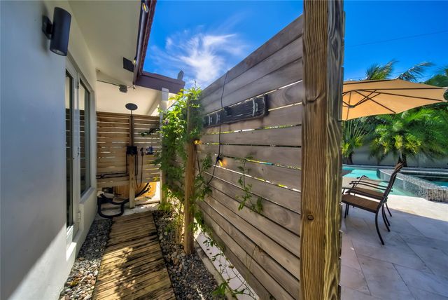 250 NE 27th Ct, Boca Raton, FL 33431