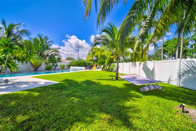 250 NE 27th Ct, Boca Raton, FL 33431