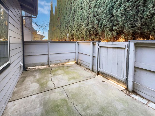 6230 Oak Valley Ln, Citrus Heights, CA 95621