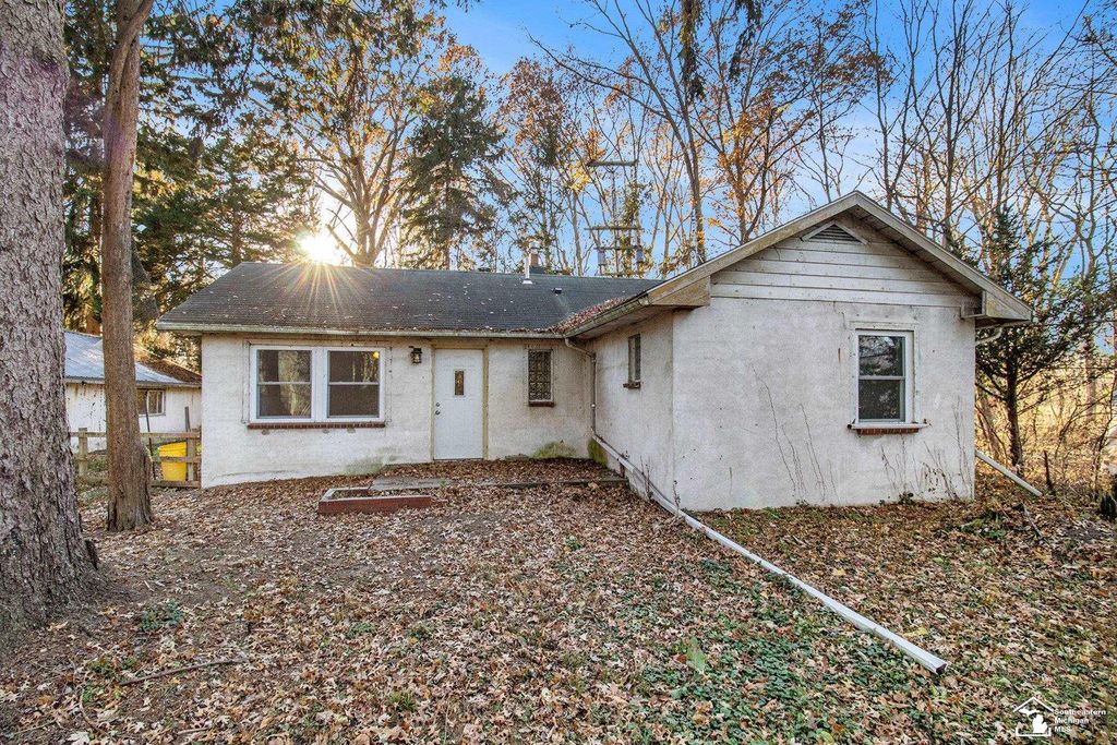 6399 Whiteford Center Road, Lambertville, MI 48144