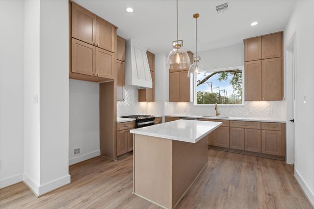 826 Curtin Street G, Houston, TX 77018