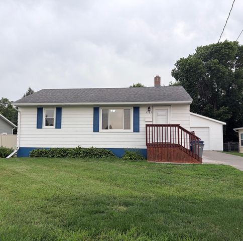1325 8th Avenue N, Moorhead, MN 56560