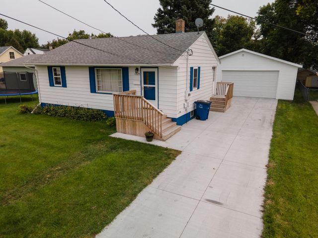 1325 8th Avenue N, Moorhead, MN 56560