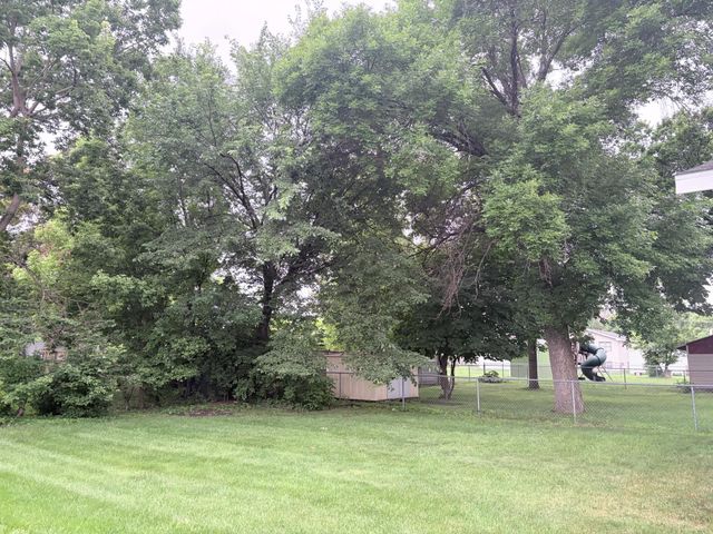 1325 8th Avenue N, Moorhead, MN 56560