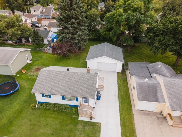 1325 8th Avenue N, Moorhead, MN 56560