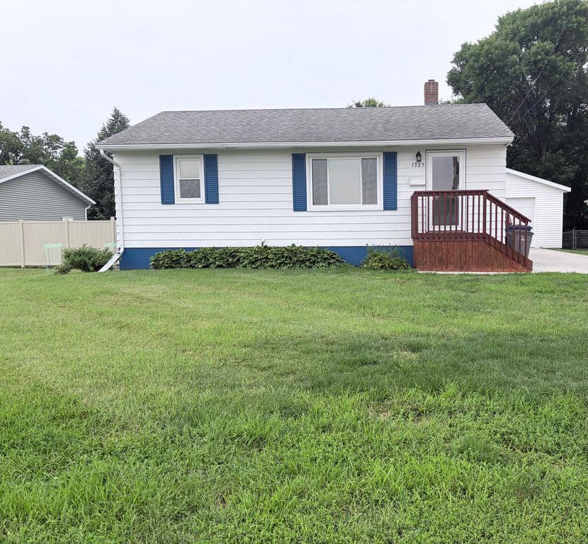 1325 8th Avenue N, Moorhead, MN 56560