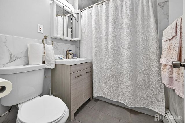 886 Main Street, Fords, NJ 08863
