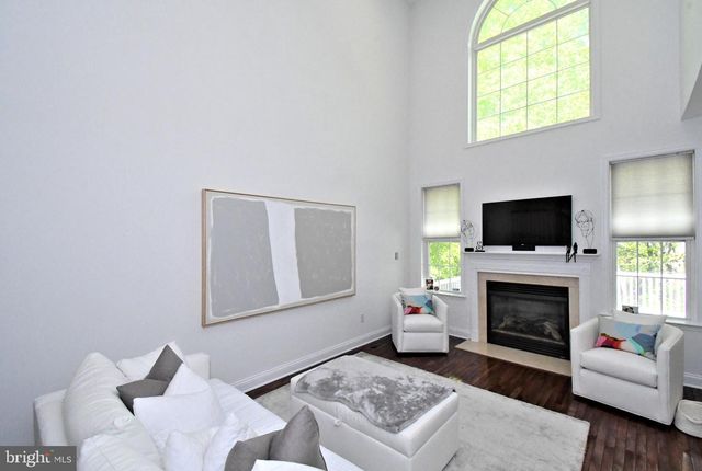 2 LONGVIEW LN, Newtown Square, PA 19073