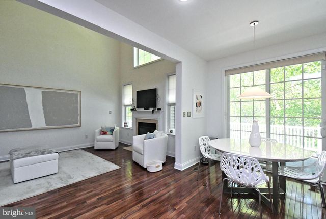 2 LONGVIEW LN, Newtown Square, PA 19073