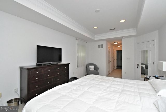 2 LONGVIEW LN, Newtown Square, PA 19073