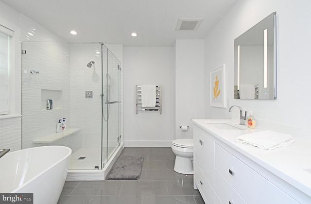 2 LONGVIEW LN, Newtown Square, PA 19073
