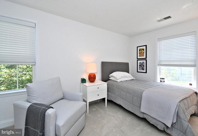 2 LONGVIEW LN, Newtown Square, PA 19073
