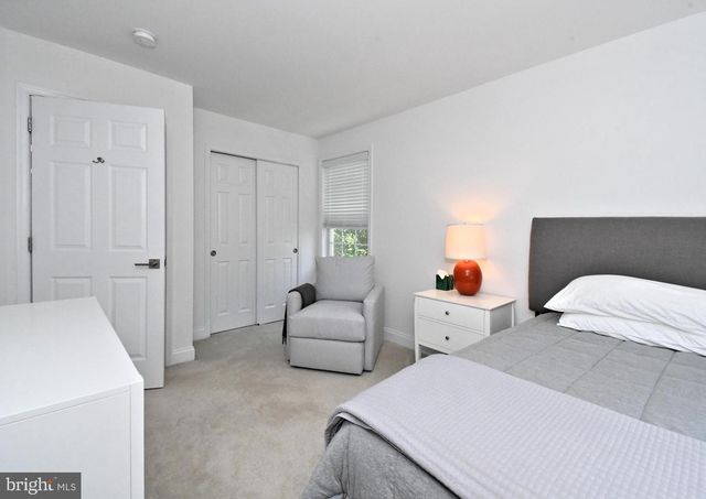 2 LONGVIEW LN, Newtown Square, PA 19073