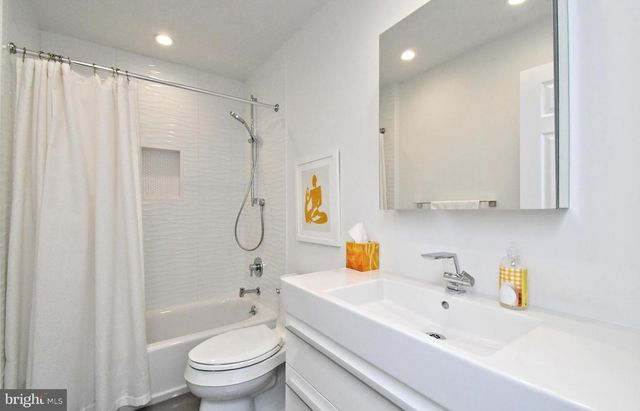 2 LONGVIEW LN, Newtown Square, PA 19073
