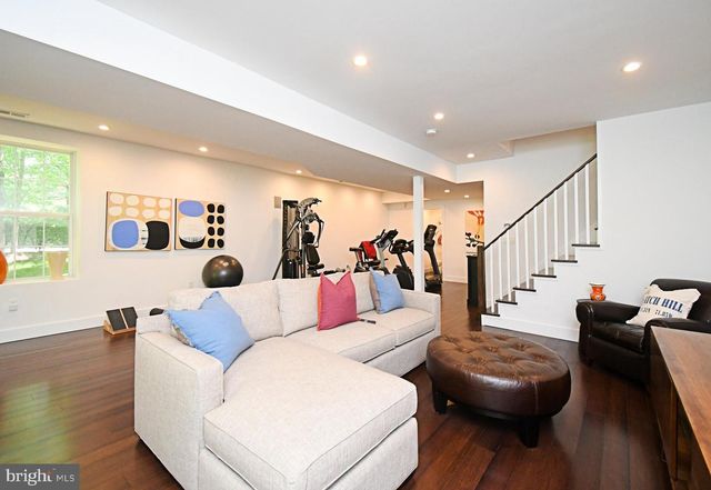 2 LONGVIEW LN, Newtown Square, PA 19073