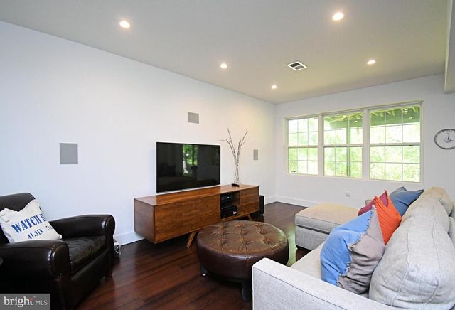 2 LONGVIEW LN, Newtown Square, PA 19073
