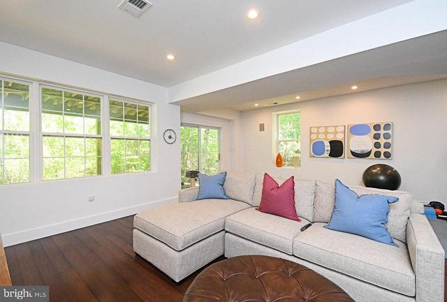 2 LONGVIEW LN, Newtown Square, PA 19073