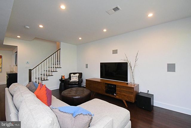 2 LONGVIEW LN, Newtown Square, PA 19073