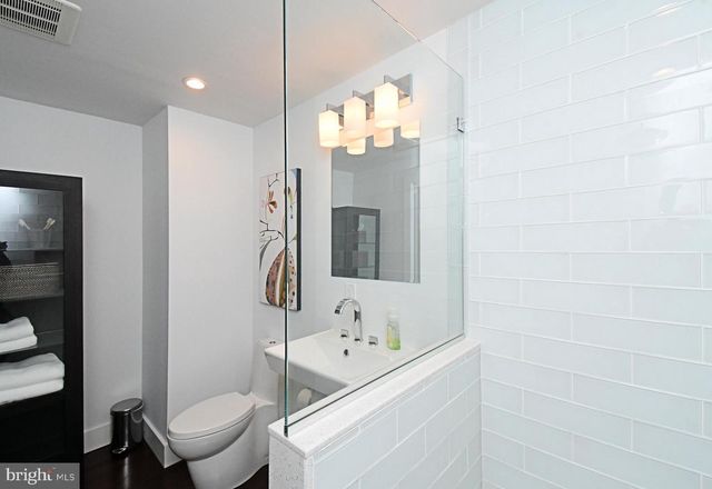 2 LONGVIEW LN, Newtown Square, PA 19073
