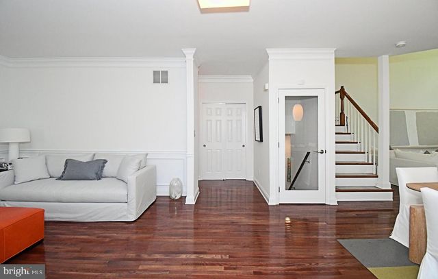2 LONGVIEW LN, Newtown Square, PA 19073