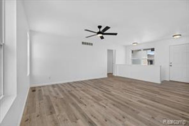 3156 Daisy Way Way, Burton, MI 48519