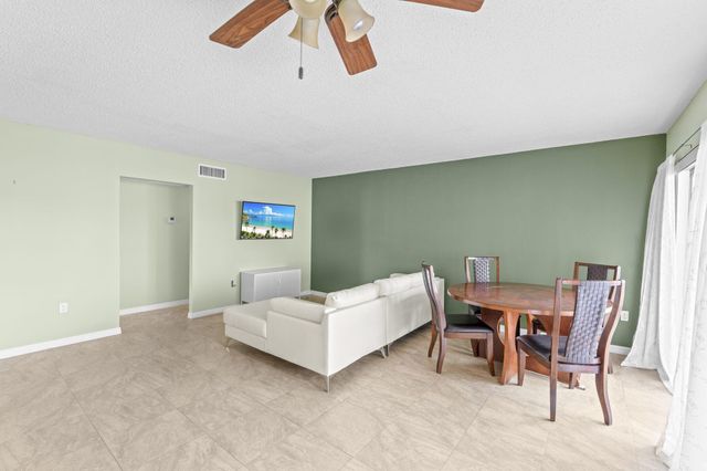 3 Greenway Village North 209, Royal Palm Beach, FL 33411