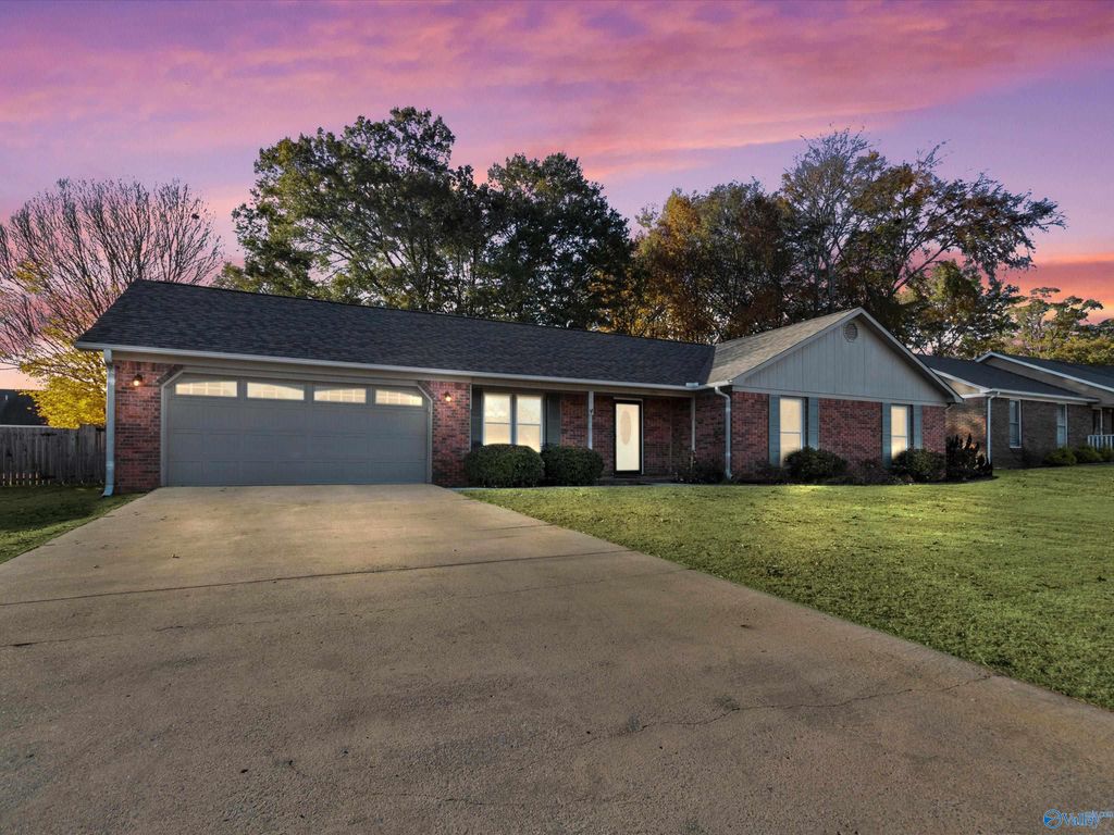 2705 Carrington Drive SW, Decatur, AL 35603