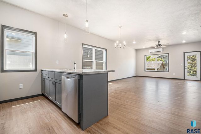 813 N Marquette Pl, Sioux Falls, SD 57110