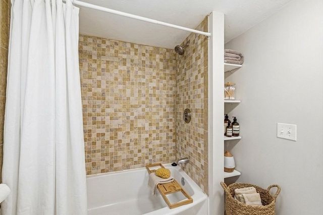 39 Brook St, Mansfield, MA 02048