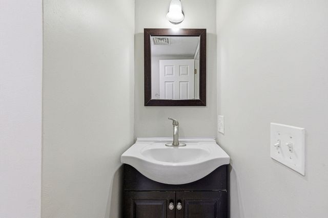 39 Brook St, Mansfield, MA 02048