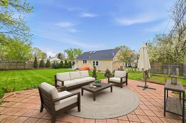 39 Brook St, Mansfield, MA 02048