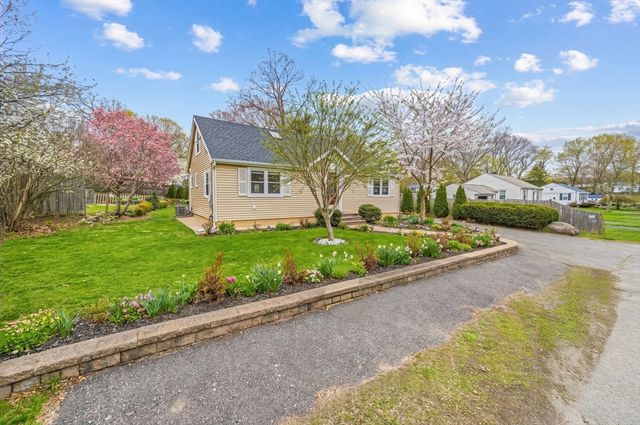 39 Brook St, Mansfield, MA 02048