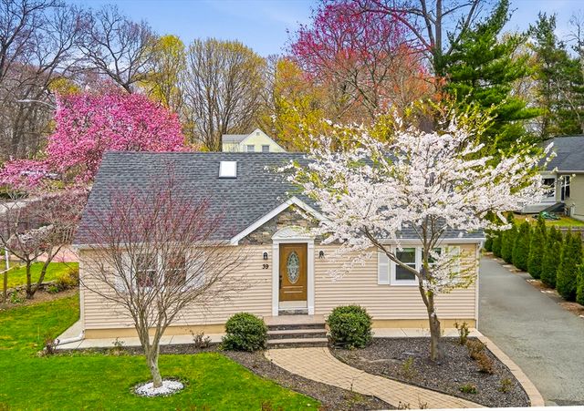 39 Brook St, Mansfield, MA 02048