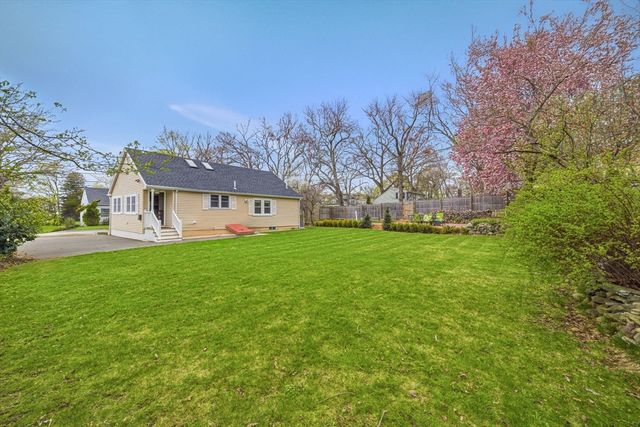 39 Brook St, Mansfield, MA 02048